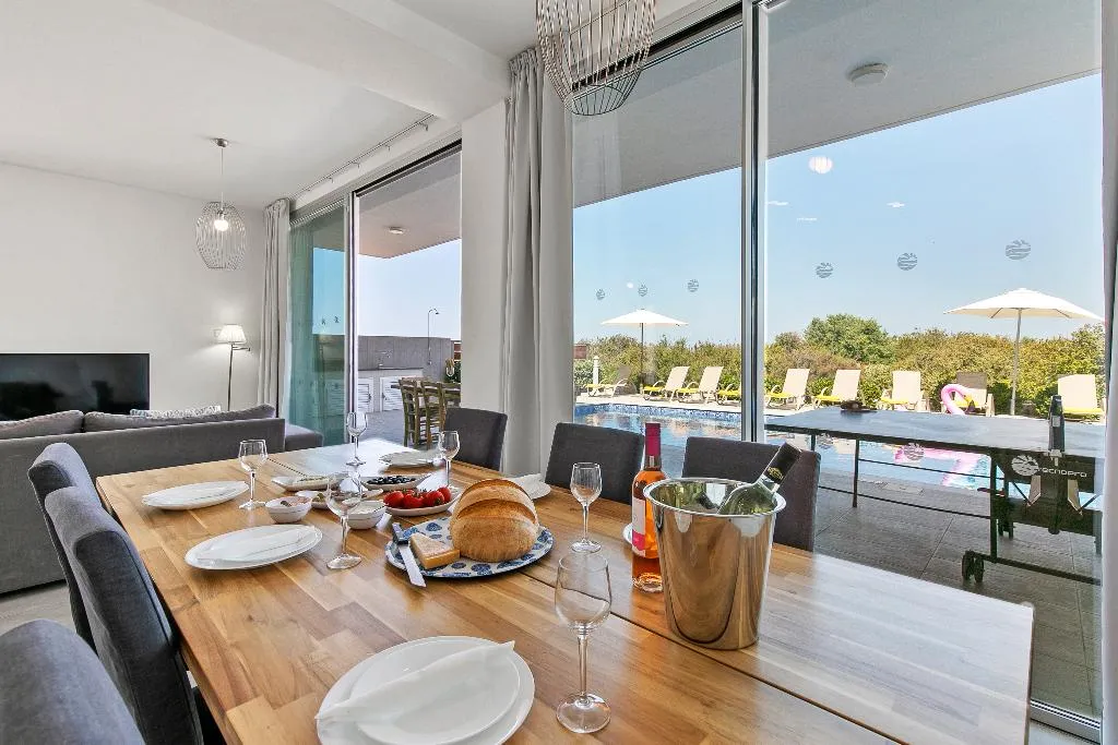 VILLA FIVE BEDROOMS WITH MORE THAN THREE BATHROOMS Room, Sea Point Villas, Cyprus