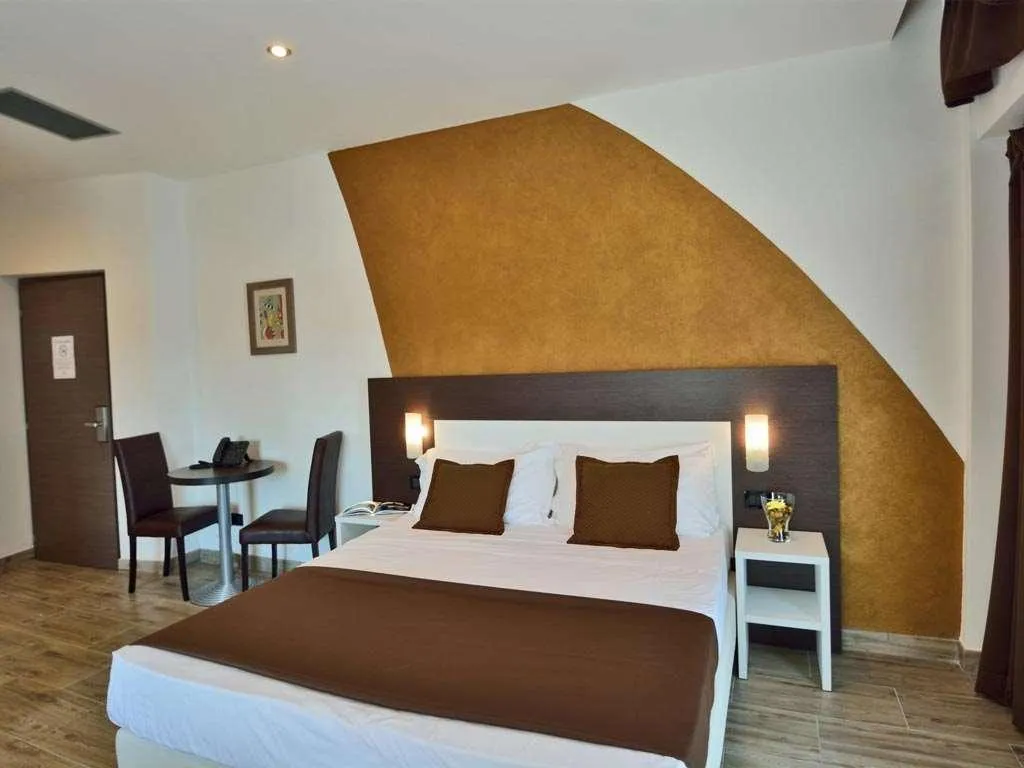 Room, Luxor Florence, Florence