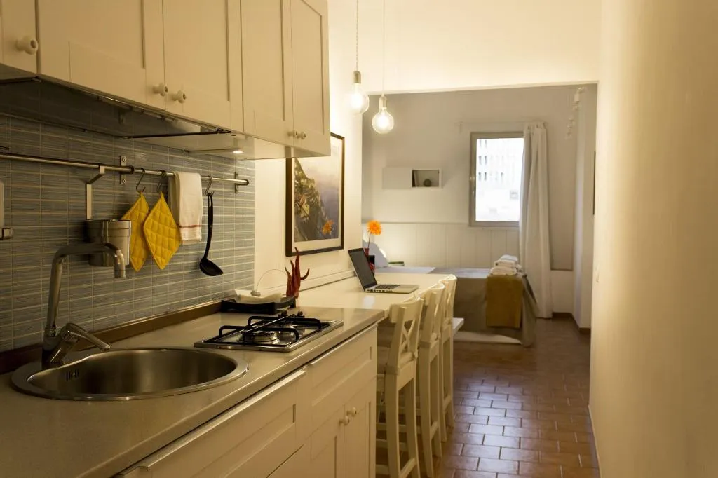 Room, Sui Tetti Di Napoli, Naples
