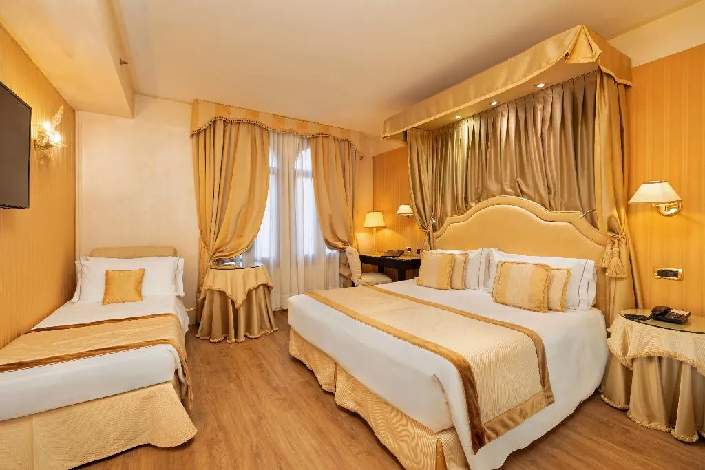 TRIPLE DELUXE Room, A La Commedia, Venice