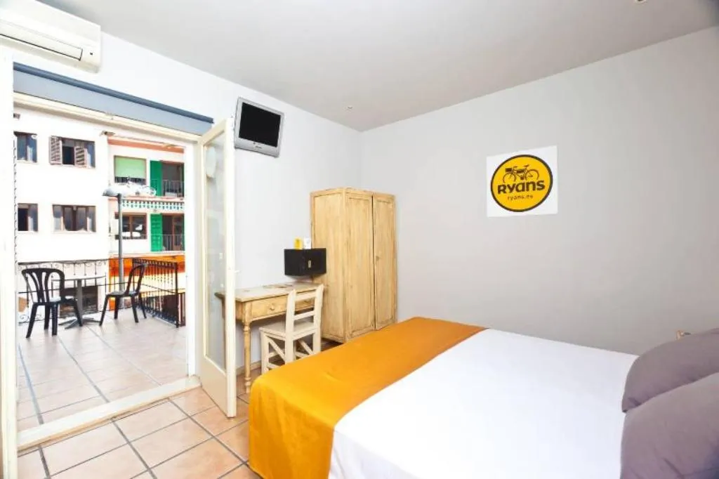 DOUBLE SINGLE USE WITH TERRACE Room, Ten Hostel, Ibiza