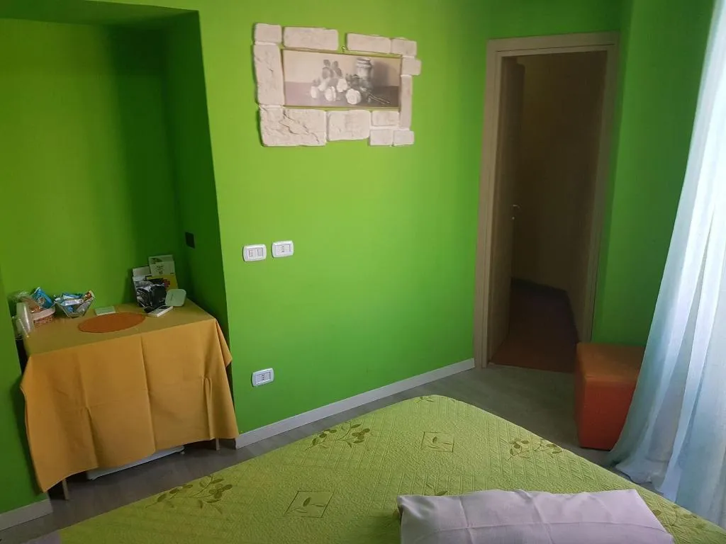 Room, Thousand Colors, Naples