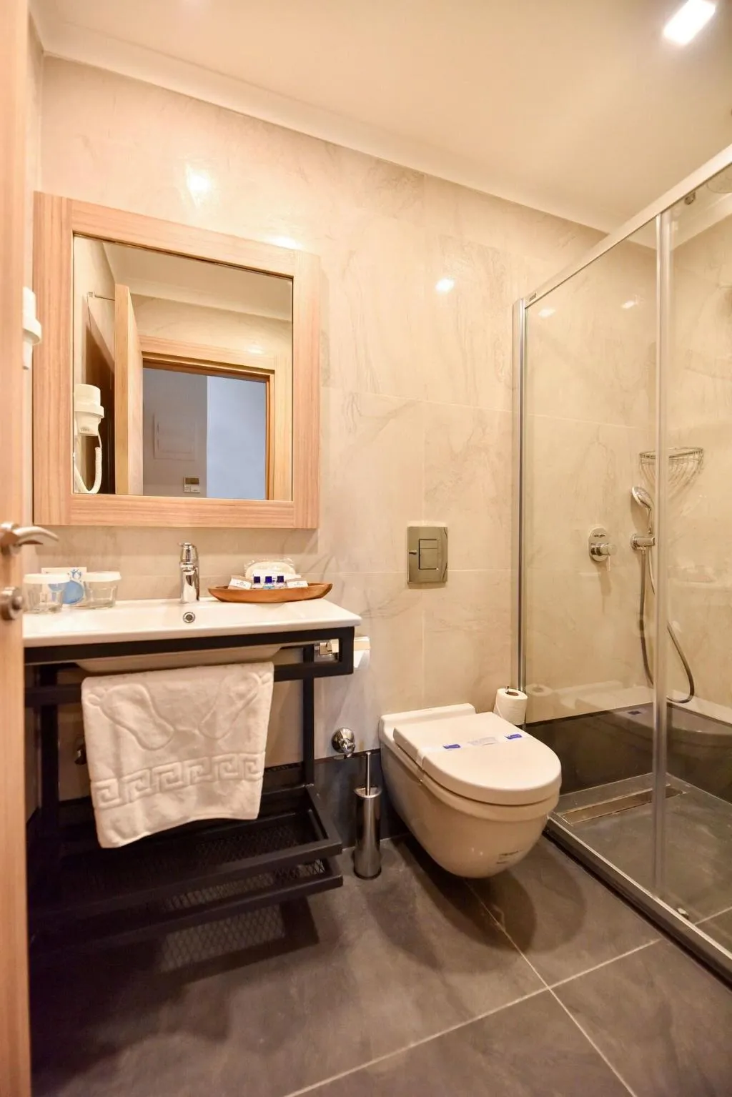 Room, Alesta Midtown, Dalaman