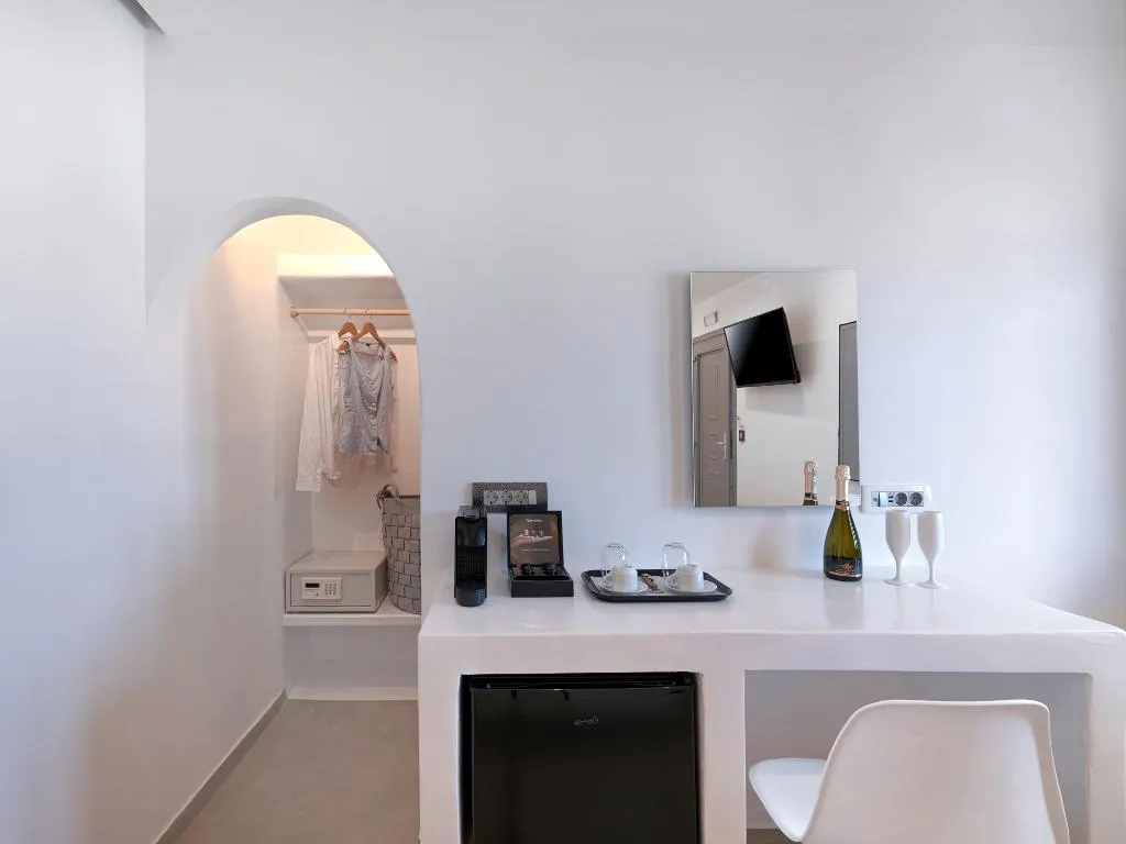 SUITE Accessible Room, Tatakis Design Hotel, Fira, Santorini
