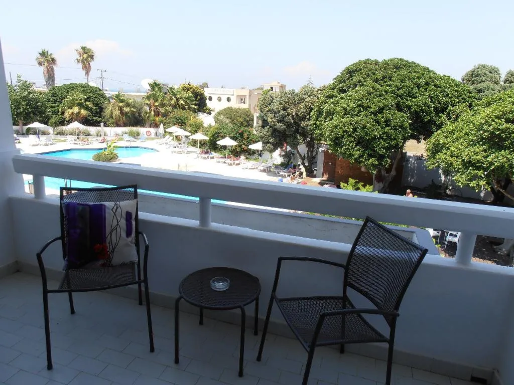 Room, Happy Days, Rhodes