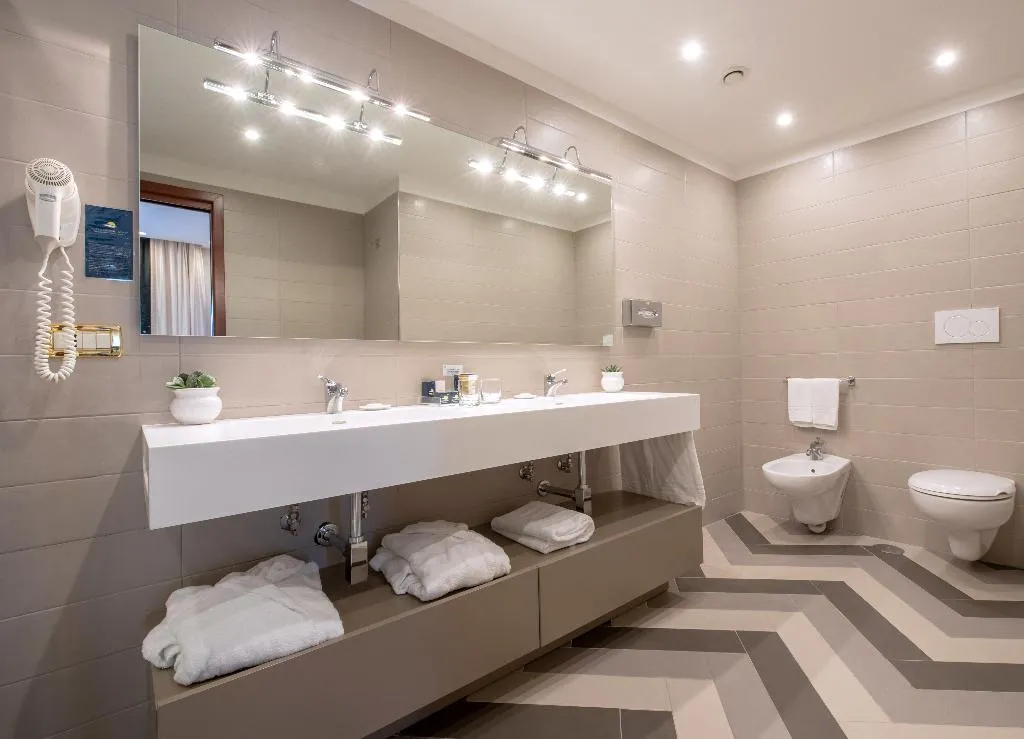 JUNIOR SUITE SEA VIEW ONE BEDROOM Room, Nastro Azzurro Resort, Naples