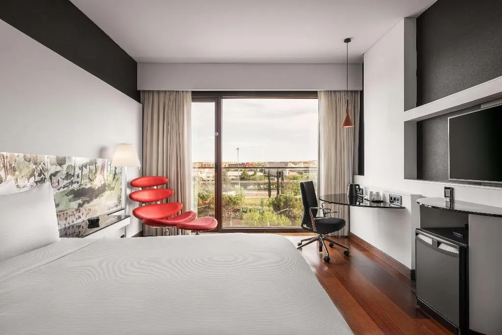 DOUBLE GUEST ROOM KING BED Room, Hilton Madrid Airport, Madrid