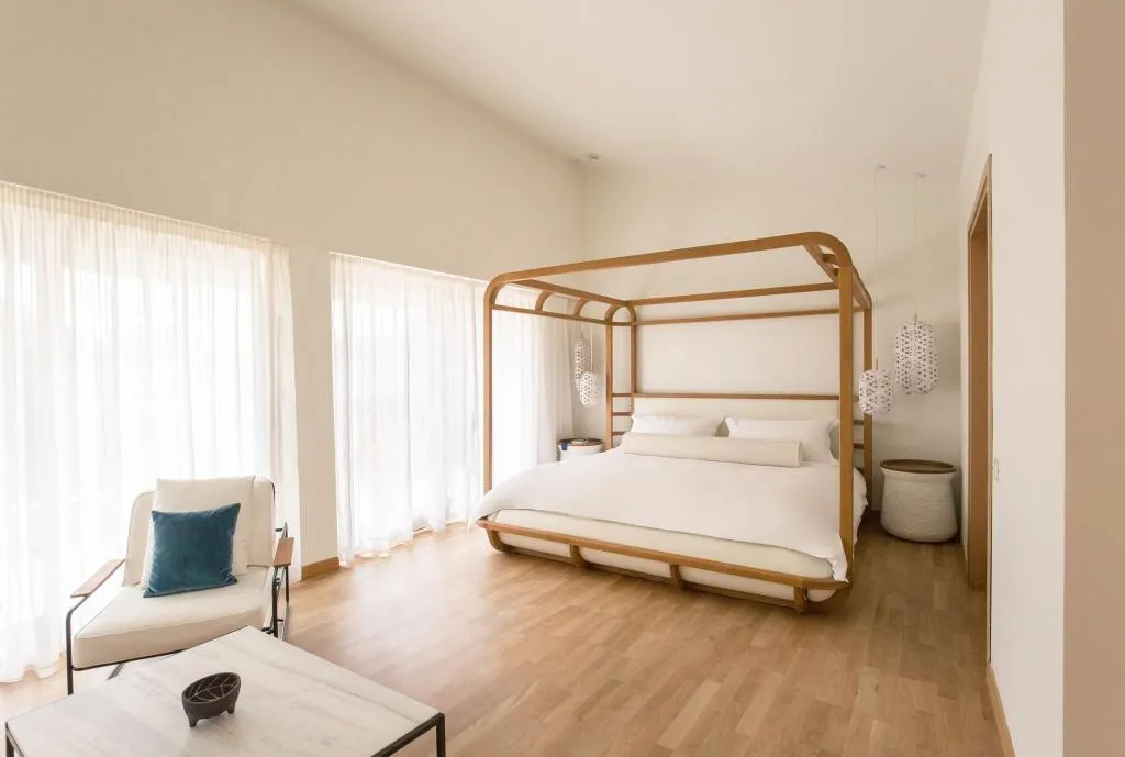 Room, Phaea Blue, a member of SLH, Crete