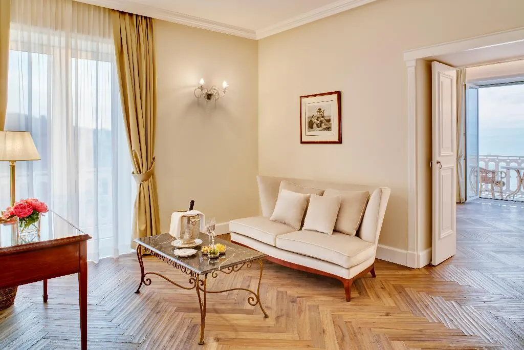 SUITE DELUXE SEA VIEW Room, Grand Hotel Excelsior Vittoria Spa, Naples
