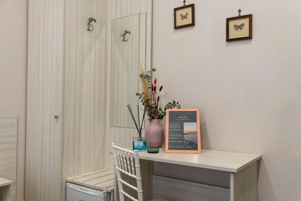 Room, B B Alla Ferrovia, Naples