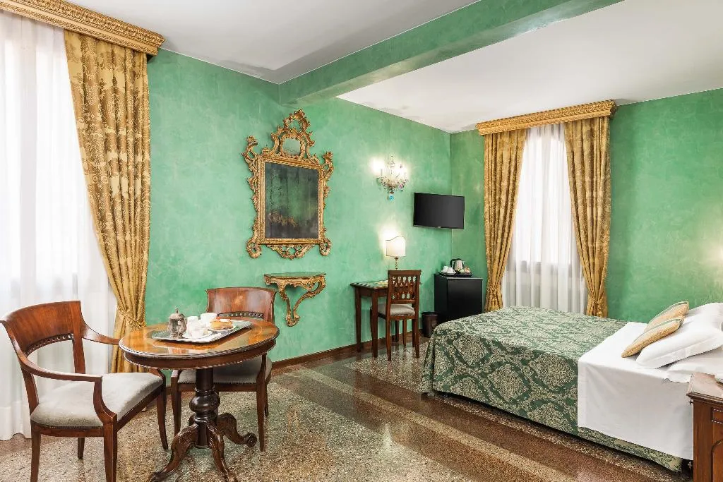 Double or Twin DELUXE CANAL VIEW Room, Marconi, Venice