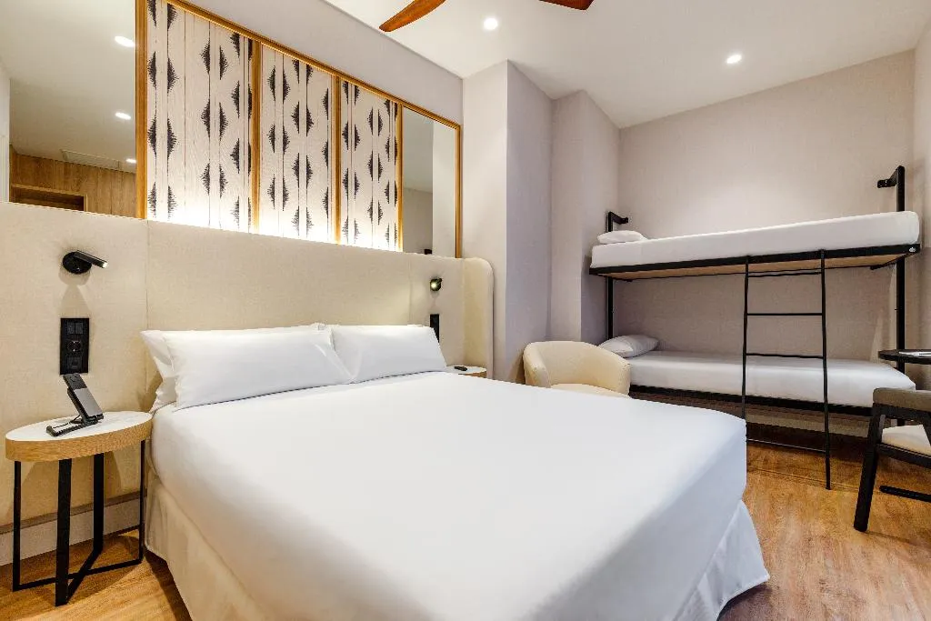 QUADRUPLE STANDARD Room, Petit Palace Plaza de la Reina, Valencia