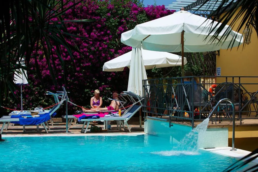 Pool, Zi' Teresa, Naples