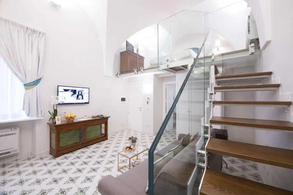 Room, Diecisedici, Naples