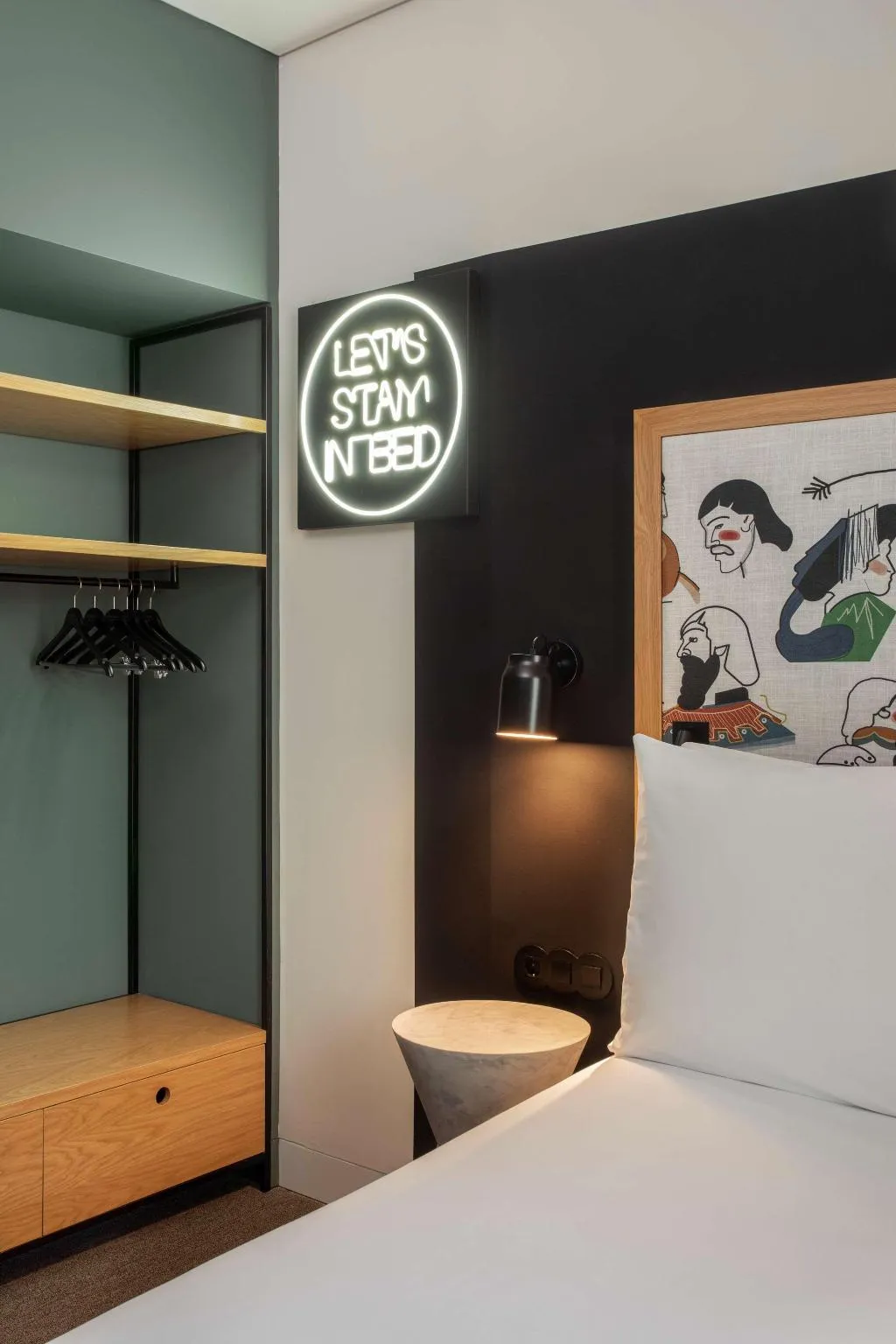 DOUBLE GUEST ROOM QUEEN BED Room, Se Catedral Hotel Porto, Tapestry Collection by Hi, Porto