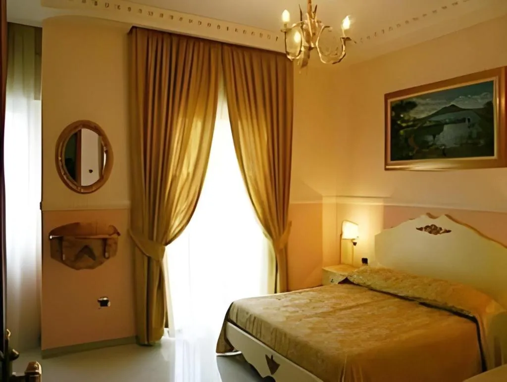 Room, Luxor Hotel, Naples