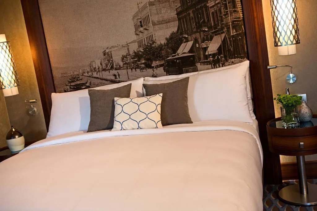 DOUBLE CLUB KING BED Room, Renaissance Izmir, Izmir