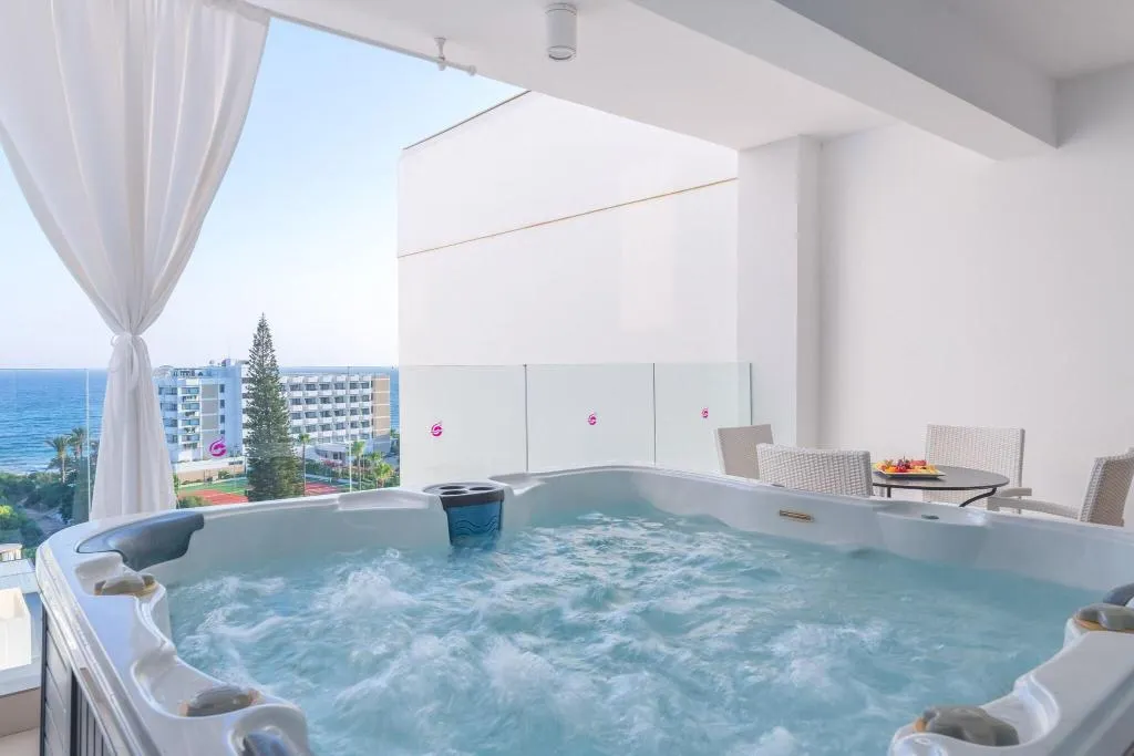 SUITE GRAND WITH VIEWS Room, Napa Mermaid Hotel & Suites, Cyprus