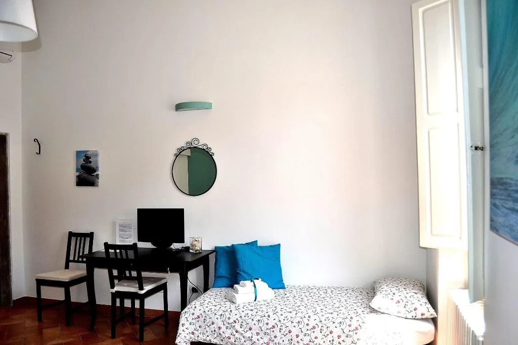 Room, Chez Moi, Florence