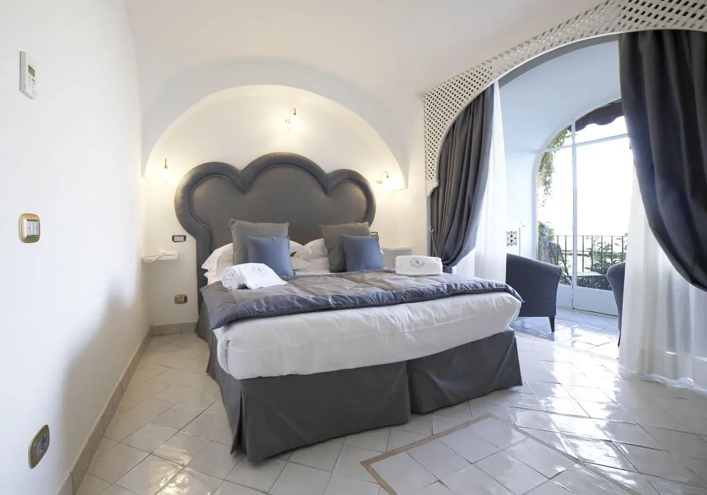 DOUBLE DELUXE KING BED Room, Hotel Palazzo Confalone, Naples
