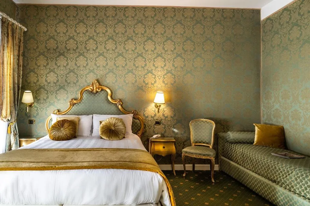 Room, A Tribute To Music, Venice
