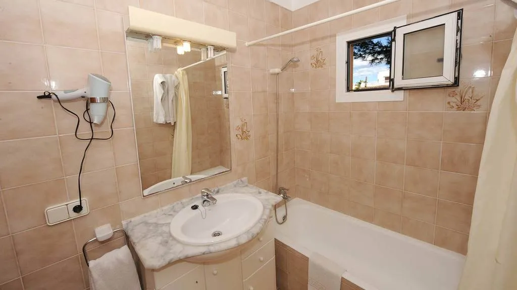 APARTMENT CAPACITY 6 TWO BEDROOMS Room, Playa Ferrera, Majorca