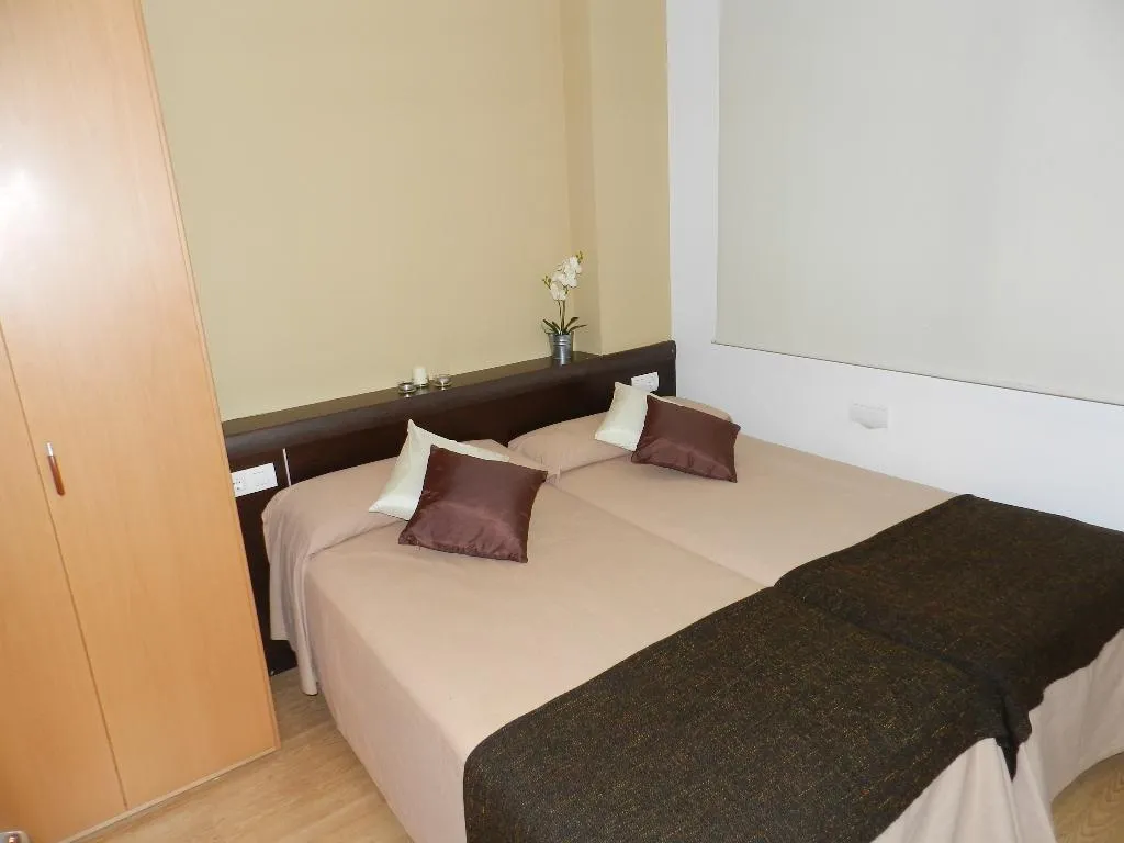 APARTMENT CAPACITY 3 Room, Travessera Parc Guell Apartamentos, Barcelona