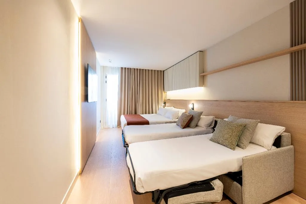 QUADRUPLE SUPERIOR Room, Aparthotel Atenea Calabria, Barcelona
