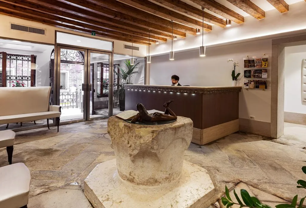 Lobby, dell'Opera, Venice
