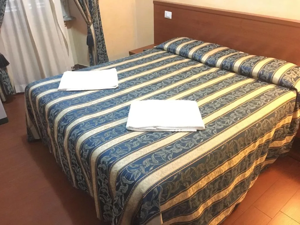 Room, Best Location In Rome, Naples
