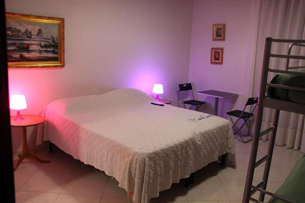 Room, Cinquestelle, Naples
