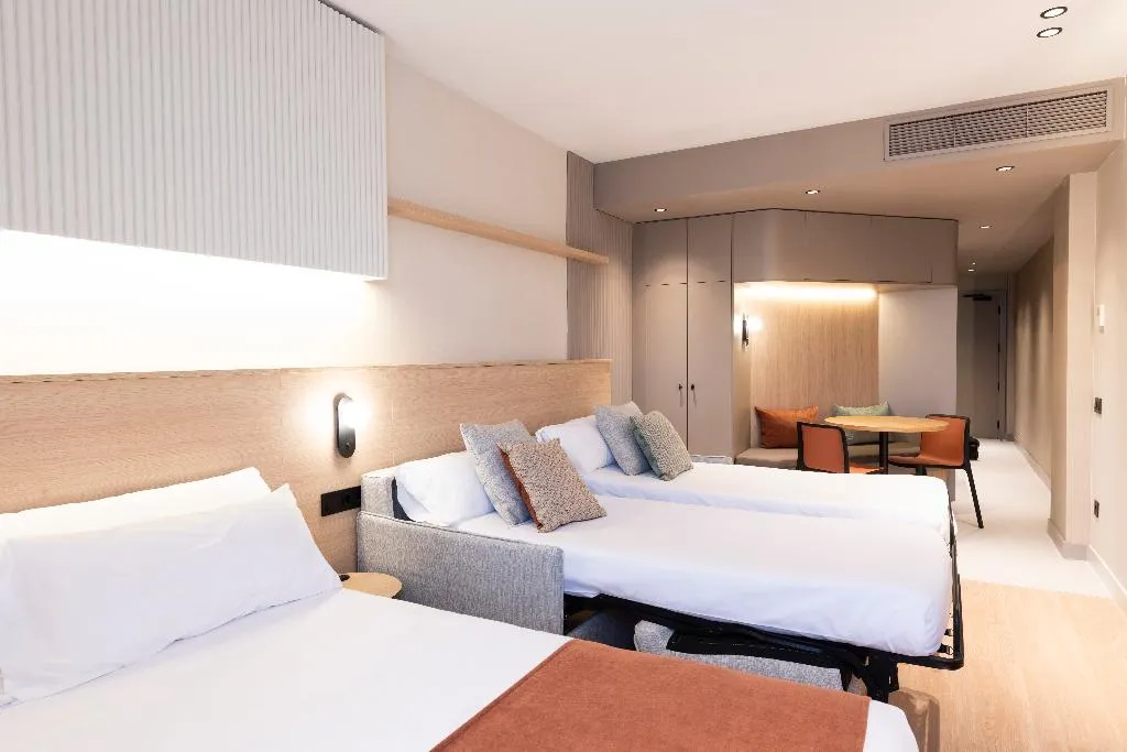 QUADRUPLE SUPERIOR Room, Aparthotel Atenea Calabria, Barcelona