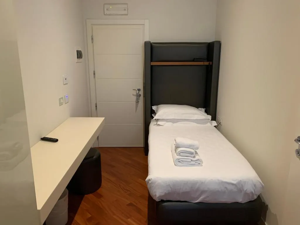 SINGLE STANDARD Room, Embassy, Florence