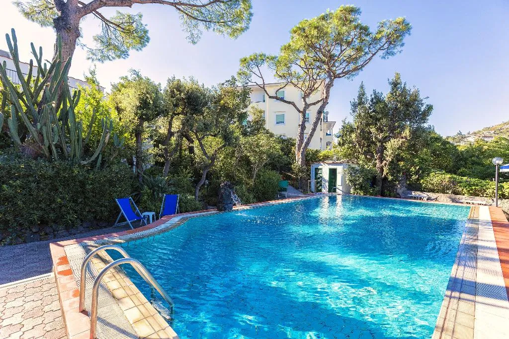 Pool, Vittoria, Naples
