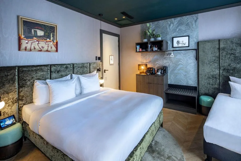 TRIPLE DELUXE KING BED Room, The Highlander, Amsterdam