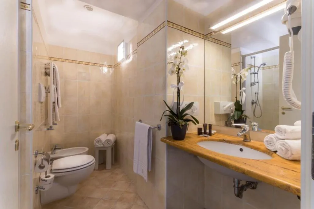 Room, Soleluna, Naples