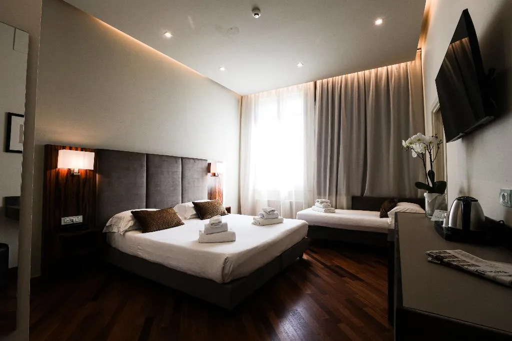 TRIPLE SUPERIOR Room, Embassy, Florence