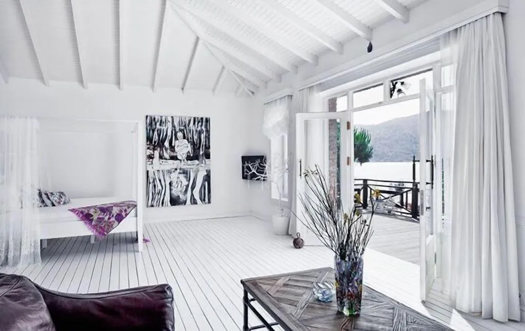 Room, Sabrina's Haus, Dalaman