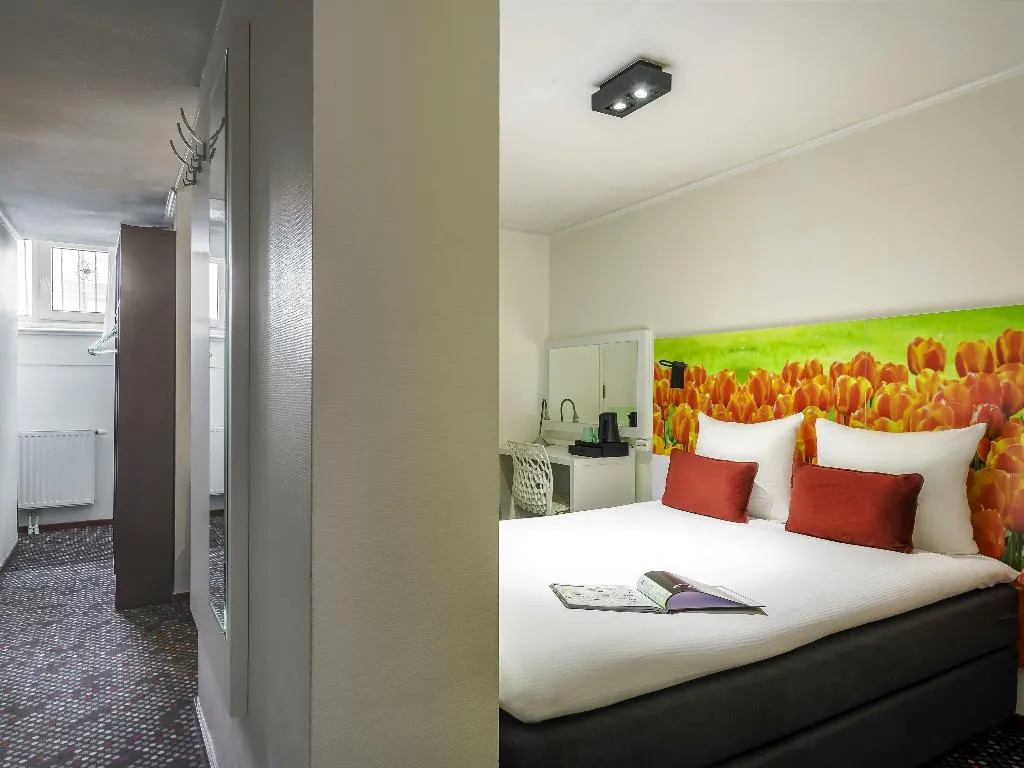 DOUBLE basement Room, Ibis Styles Amsterdam City, Amsterdam