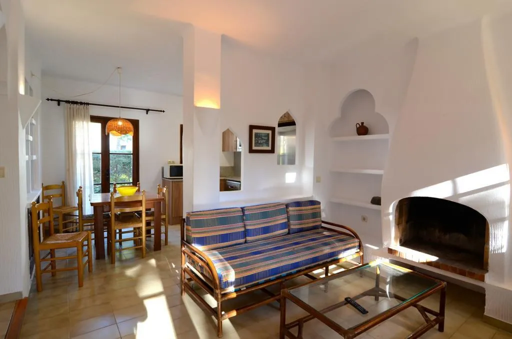 APARTMENT CAPACITY 7 THREE BEDROOMS Room, Piverd Golf, Costa Brava