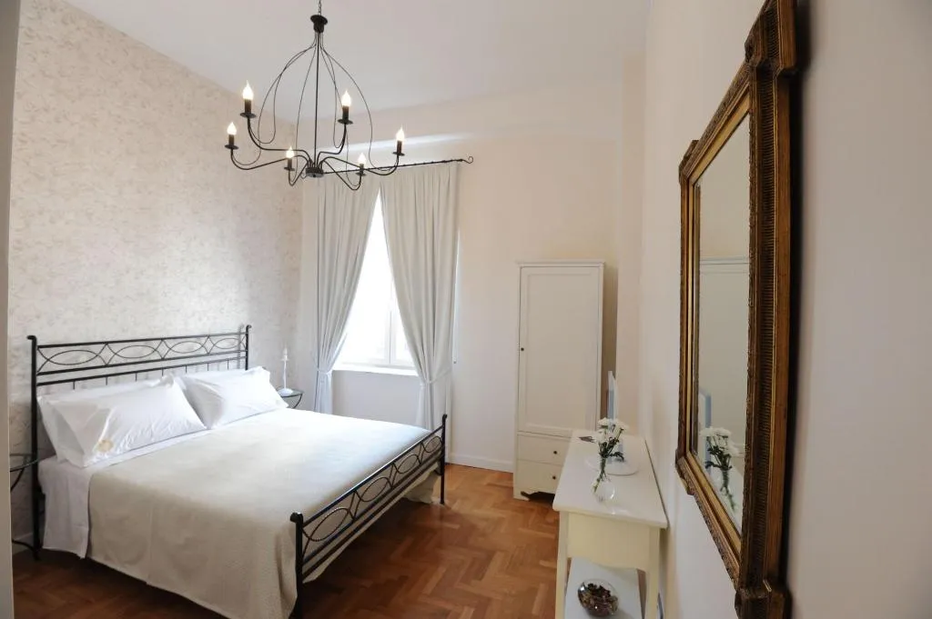 Room, Residenza Borbonica, Naples