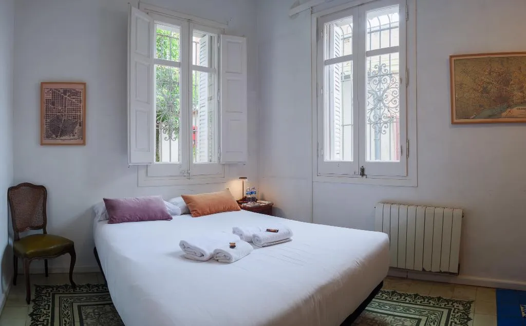 TWIN ECONOMY WITH SHARED BATHROOM Room, Verdi 254, Barcelona