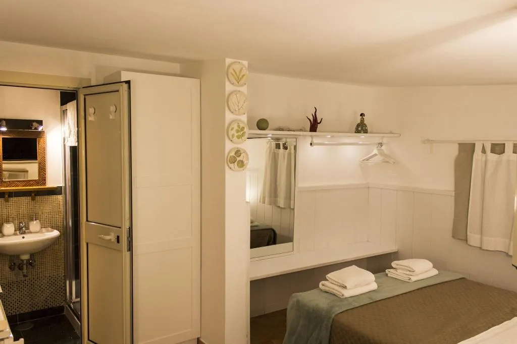Room, Sui Tetti Di Napoli, Naples