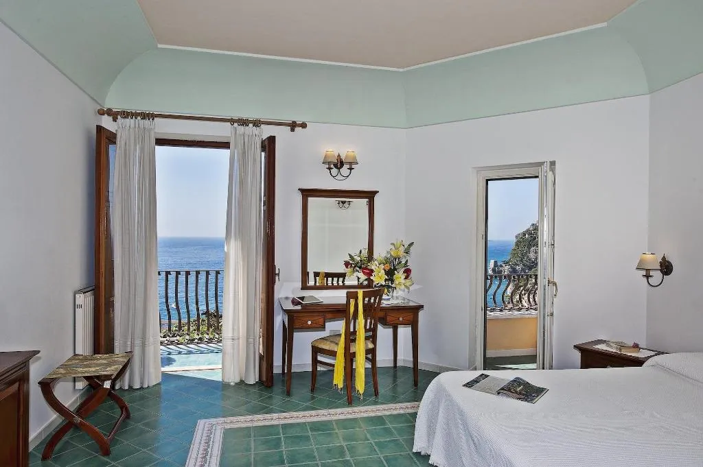 Room, California, Naples