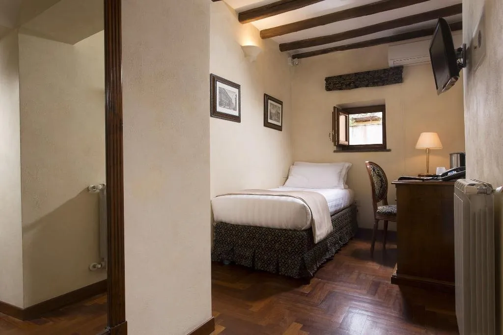Room, Teatro Pace 33, Rome