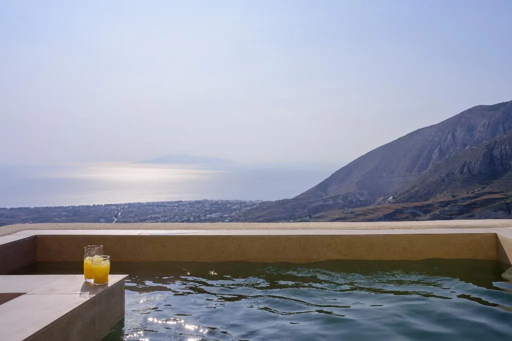 SUITE WITH JACUZZI Room, Elessa Hotel, Santorini