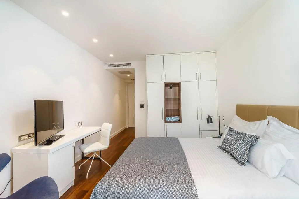 Room, Oasis Life, Split