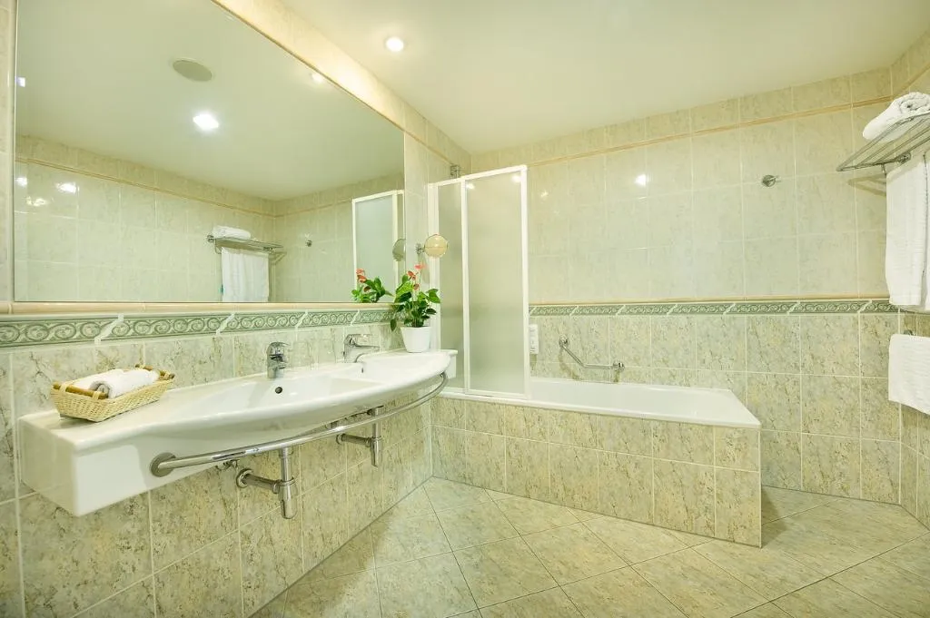 Double or Twin BUSINESS Room, Ramada Prague City Centre, Prague
