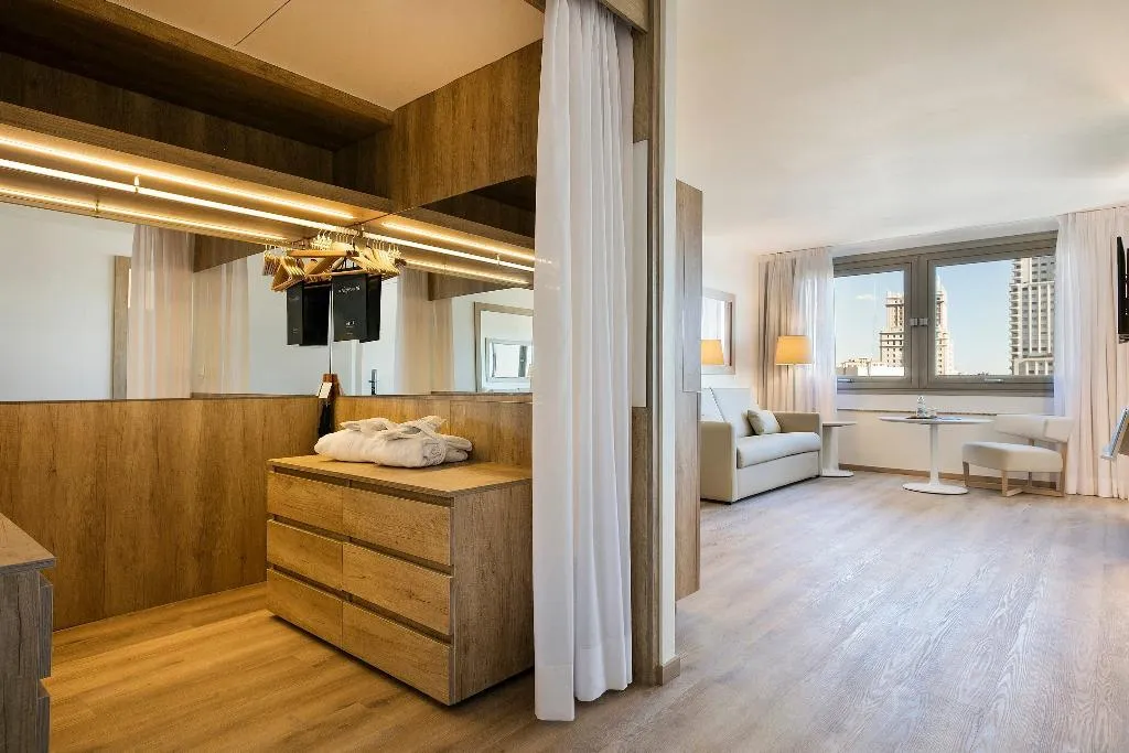 JUNIOR SUITE STANDARD Room, Melia Madrid Princesa, Madrid