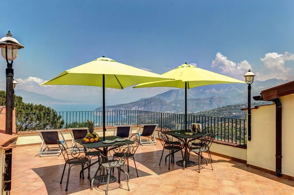 Terrace, Grand Hotel Hermitage & Villa Romita, Naples